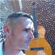 Una persona creativa,pensadora,reflexiva,y artística por ello quiero transmitirlo a los demás.